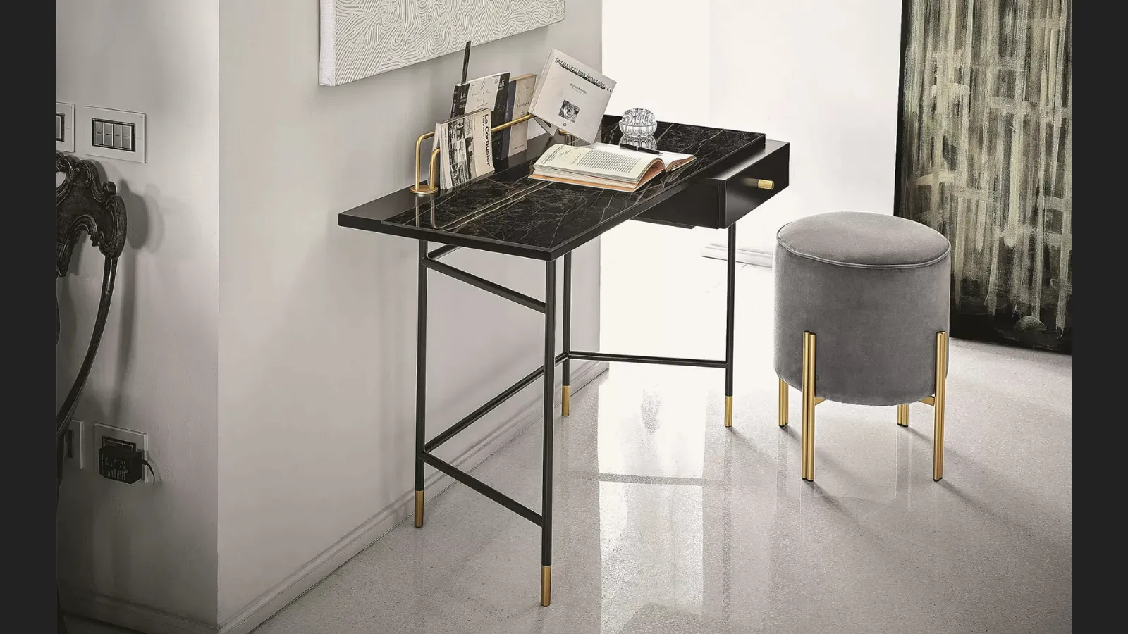 Scrittoio Vanity con top in marmo, cassetto in legno laccato e struttura in acciaio di Bontempi