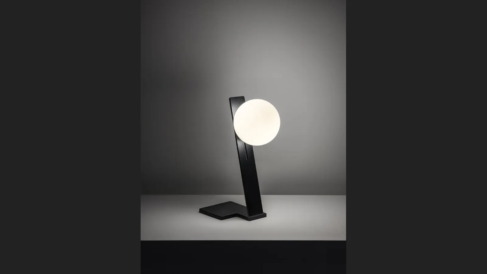 Lampada in metallo nero con diffusore in vetro soffiato Suspense di Midj